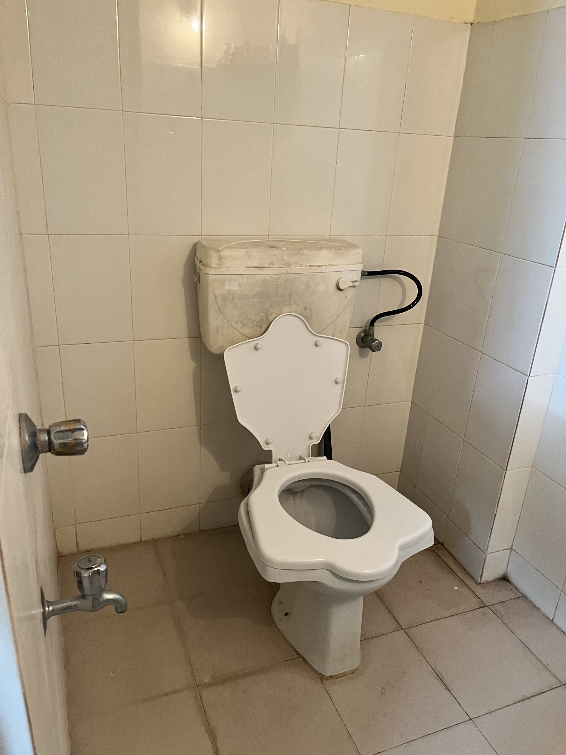 インド滞在中のトイレ写真。日本式ウォシュレットはなく、手前に手洗い用の蛇口が設置されている